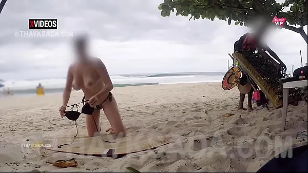 بڑے Hot Wife showing her breasts to the saleswoman on the beach ٹاپ کلپس