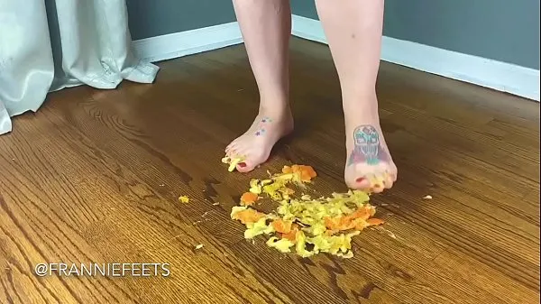 Frannie Feets Crushing Banana And Oranges With Sexy Bare Feet Klip teratas Besar