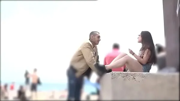 Store He proves he can pick any girl at the Barcelona beach topklip