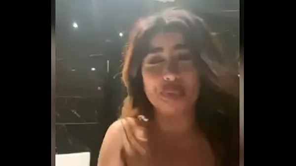 Grote French Arab camgirl masturbating in a bathroom & spraying everywhere topclips