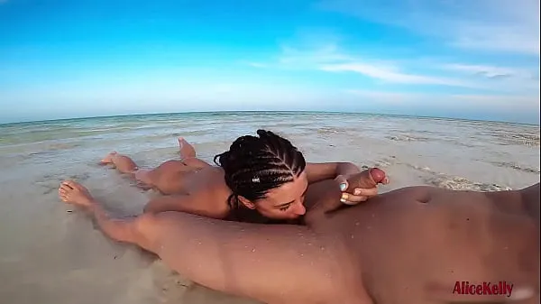Veliki Nude Cutie Public Blowjob Big Dick and Swallows Cum on the Sea Beach najboljši posnetki