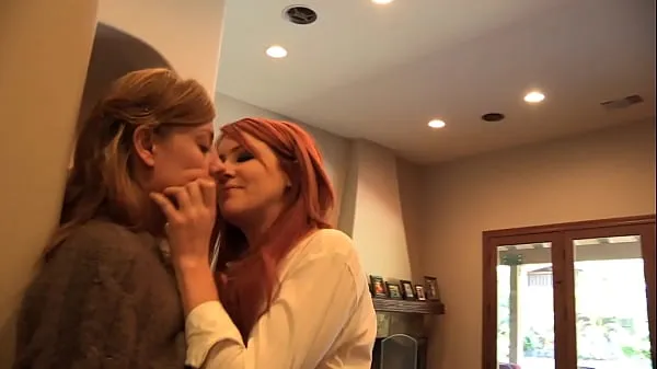 Suuret redhead MILF lesbian huippuleikkeet