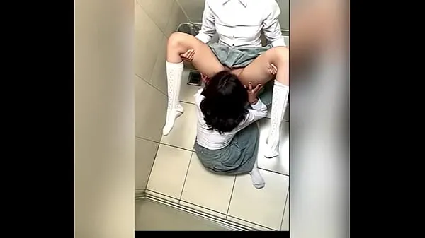 Two Lesbian Students Fucking in the School Bathroom! Pussy Licking Between School Friends! Real Amateur Sex! Cute Hot Latinas Klip teratas Besar