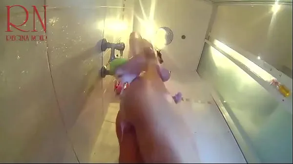 큰 Voyeur camera in the shower. A young nude girl in the shower is washed with soap 인기 클립