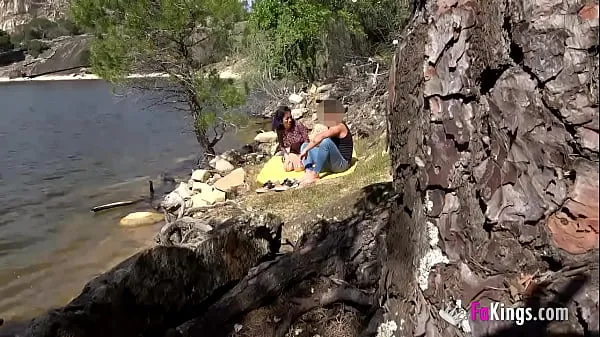 بڑے VOYEUR FUCK: Filming an amateur couple outdoors ٹاپ کلپس