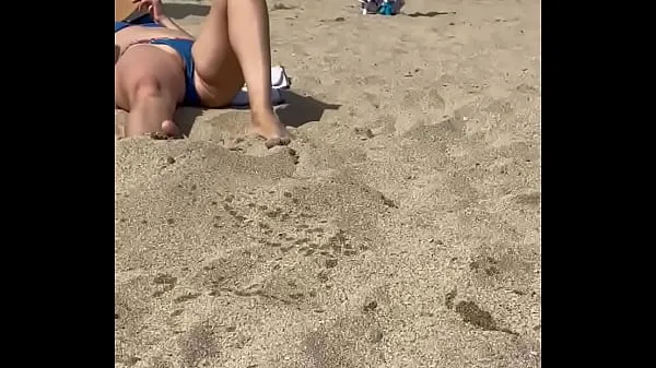 Büyük Public flashing pussy on the beach for strangers en iyi Klipler