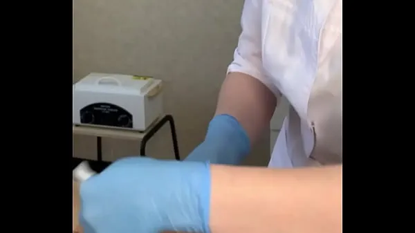 大The patient CUM powerfully during the examination procedure in the doctor's hands顶级剪辑