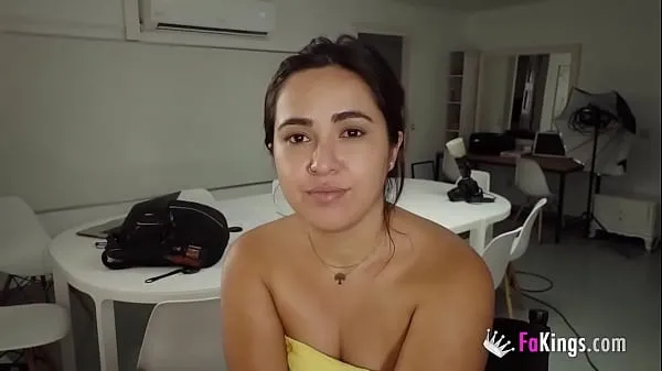 مقاطع Andrea, Latina, wants a WILD FUCK with a professional cock العلوية الكبيرة