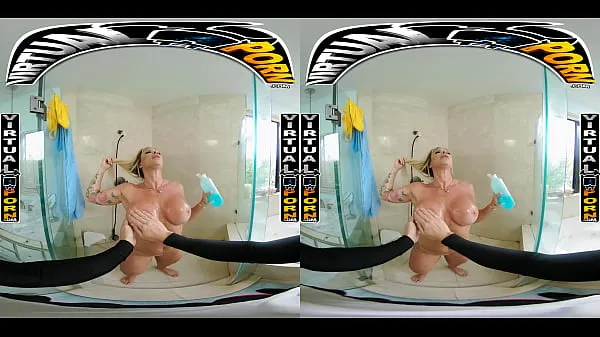 Büyük Busty Blonde MILF Robbin Banx Seduces Step Son In Shower en iyi Klipler