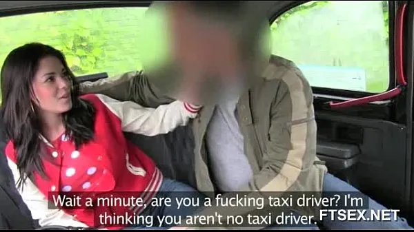 Nagy Brunette babe doesn't want to pay the taxi driver legjobb klipek