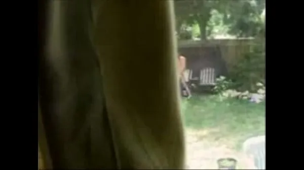 Veliki Voyeur Watches Teen Fucking In the Garden najboljši posnetki