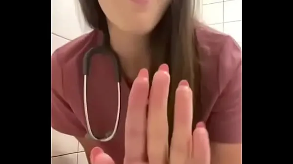 Große Krankenschwester masturbiert im KrankenhausbadTop-Clips