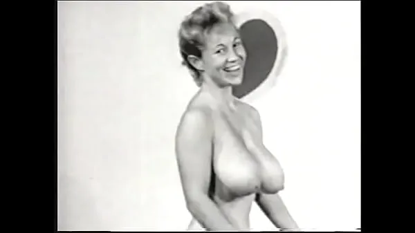 Nude model with a gorgeous figure takes part in a porn photo shoot of the 50s Klip teratas besar