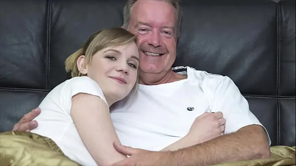 Stora Sexy blonde bends over to get fucked by grandpa big cock toppklipp