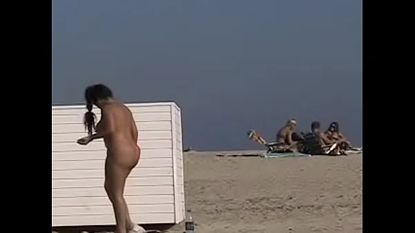 Veliki Exhibitionist Wife 19 - Anjelica teasing random voyeurs at a public beach by flashing her shaved cunt najboljši posnetki