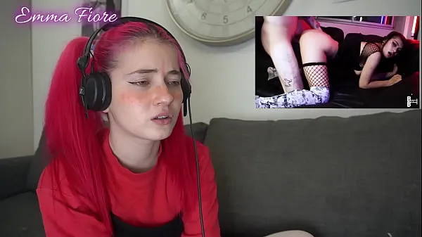 Petite teen reacting to Amateur Porn - Emma Fiore Klip teratas besar