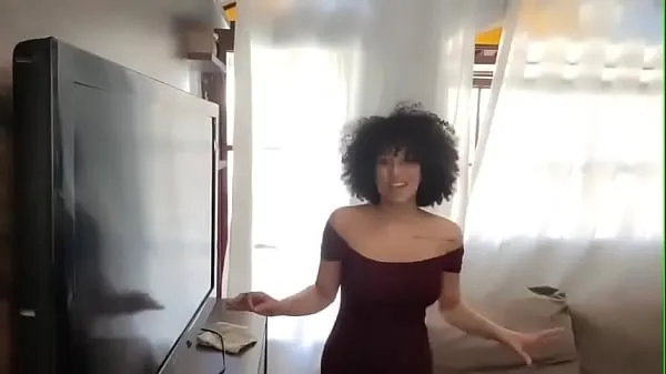 Veliki Hot Mulata Brunette Cleaning the Room Curtain najboljši posnetki