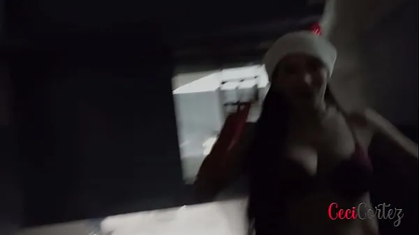 Sexy exhibitionist MILF celebrating Christmas in public Klip teratas Besar
