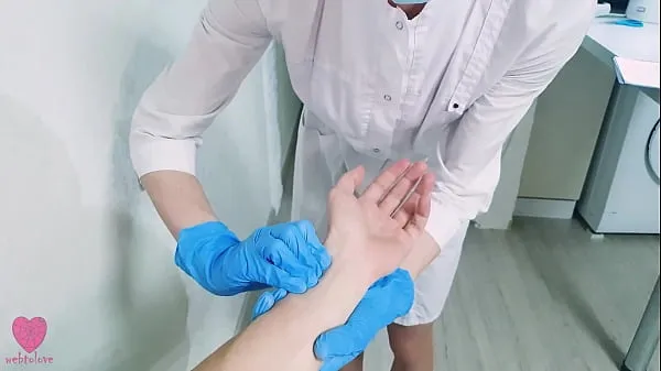 The nurse performed a manipulation to deprive the patient of virginity, hard fucking the guy to cum Klip teratas Besar