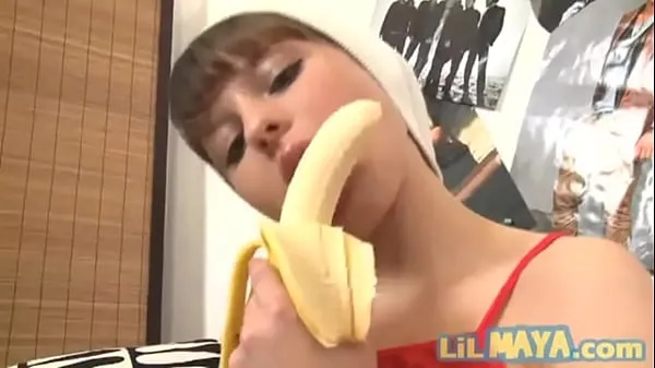 Grote Teen food fetish slut fucks banana - Lil Maya topclips
