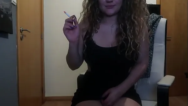 HOT AMATEUR GIRL SMOKING Klip teratas Besar