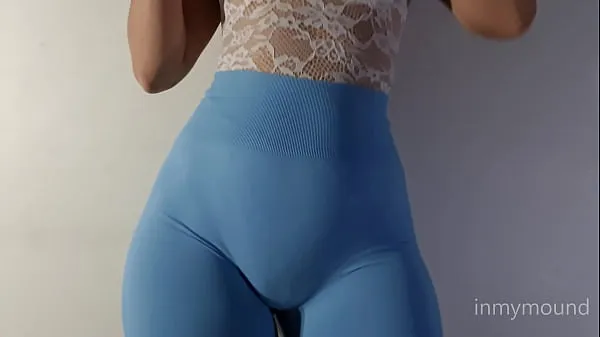 Velké Puffy pussy girl in blue leggings and a big tits showing off nejlepší klipy