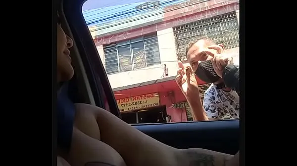 Veliki Mary cadelona wife showing off in the car through the streets of São Paulo showing her tits on the sidewalk in broad daylight in the capital of São Paulo, husband close najboljši posnetki