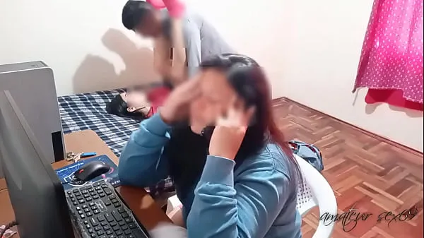 My wife's cuckold talking on the phone while I eat her best friend: the more distracted she is, the richer I fuck with her friend while she pays my house debts Klip teratas besar
