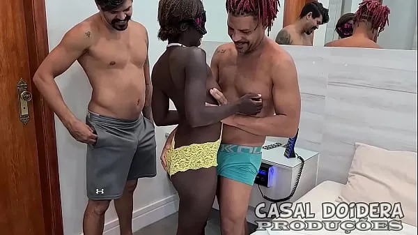 Veliki Brazilian petite black girl on her first time on porn end up doing anal sex on this amateur interracial threesome najboljši posnetki