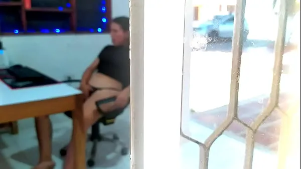 Catching my young neighbor through the window. My neighbor has just turned 18 and I discovered her masturbating while she watches porn on her computer. She watches video of threesomes being half-naked while she touches her pussy Clip hàng đầu lớn