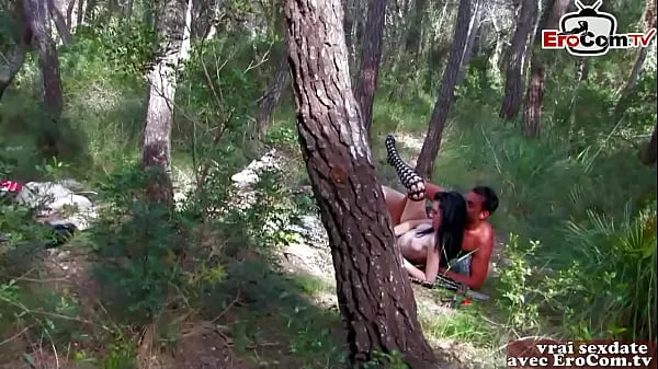Skinny french amateur teen picked up in forest for anal threesome Klip teratas Besar