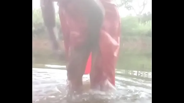 Indian village desi aunty Topless Outdoor Bath with shakshi Klip teratas besar