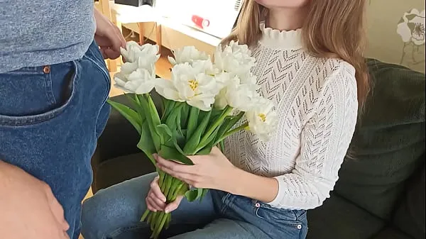 大Gave her flowers and teen agreed to have sex, creampied teen after sex with blowjob ProgrammersWife顶级剪辑
