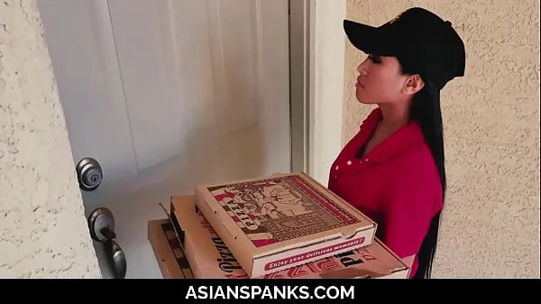 Veľké Poor Little Asian Stuck at Windows after Delivering a Hot Pizza [UNCENSORED najlepšie klipy