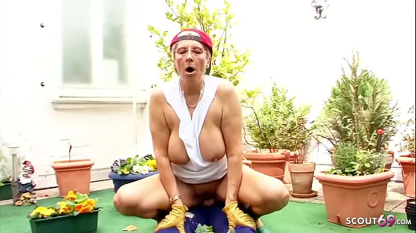 Store German Grandma with Huge Boobs seduce to Fuck in her Garden topklip