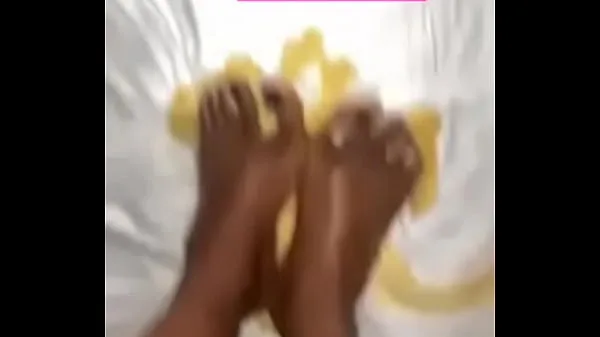 Большие Хорошенькие чернокожие ступни играют с бананом лучшие клипы