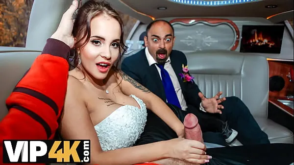 Veliki VIP4K. Random passerby scores luxurious bride in the wedding limo najboljši posnetki