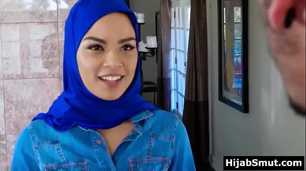 Hot muslim girl threesome banged by movers Klip teratas Besar