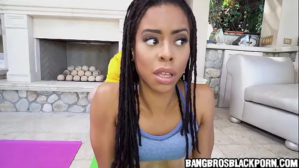 Ebony babe gets naughty during her yoga training Klip teratas besar