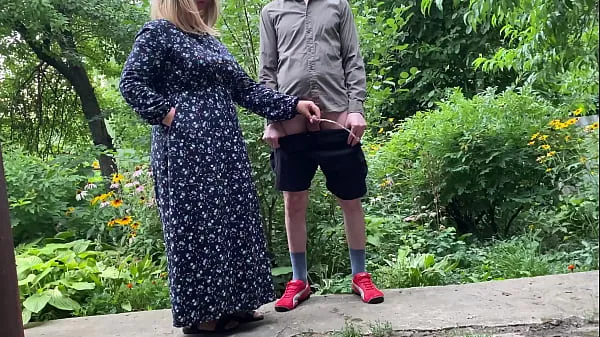 Store Mommy MILF pissing standing up in the city park after helping her stepson piss topklip