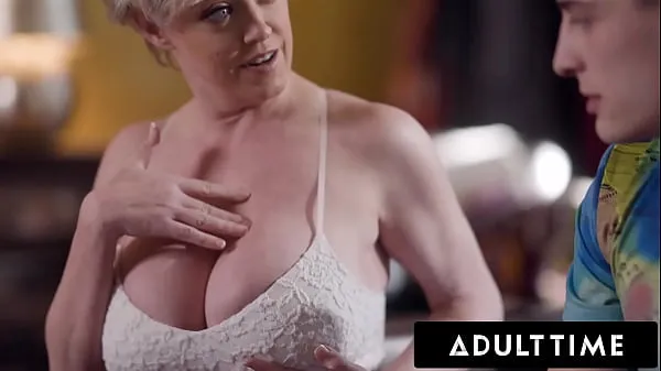 Veliki ADULT TIME - Dee Williams' Stepson Can't Take His Eyes Off Of His Stepmom's Big Tits najboljši posnetki
