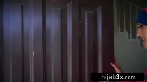 大Hijab Wearing Hottie Fucks Landlord To Pay The Rent - Chloe Amour顶级剪辑