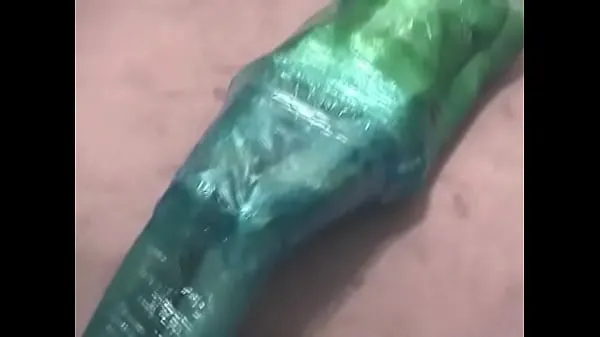 Veliki Fetish chick loves being wrapped in green plastic with her shaved pussy najboljši posnetki