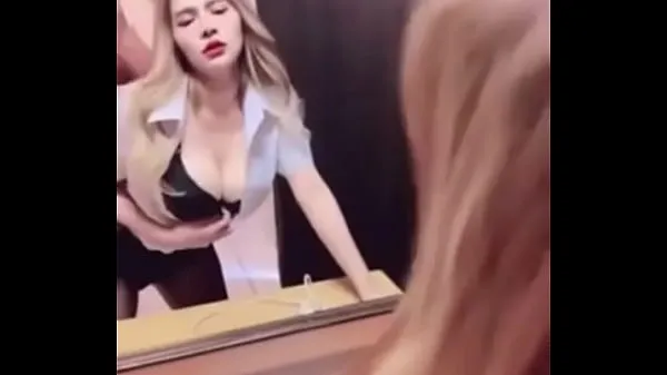 Suuret Pim girl gets fucked in front of the mirror, her breasts are very big huippuleikkeet