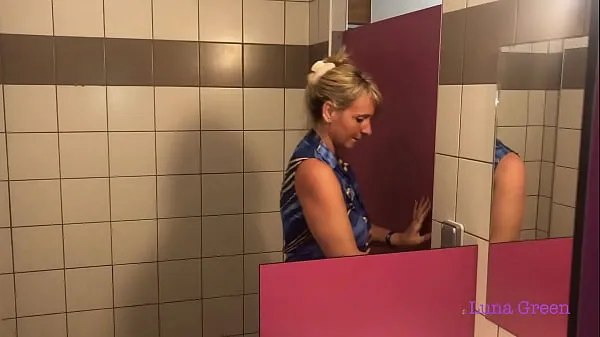 Velké Luna gives me one of her super blowjobs in the bathroom of the campsite nejlepší klipy