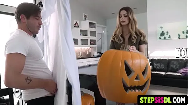 Suuret Two thin girls with small breasts want to prepare for the Halloween party and want to have sex with their stepbrother who has a big dick huippuleikkeet
