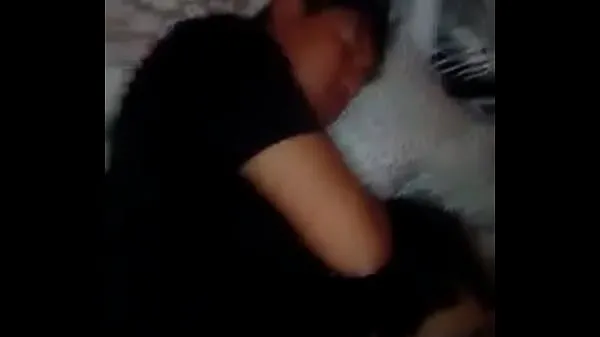 THEY FUCK HIS WIFE WHILE THE CUCKOLD SLEEPS Clip hàng đầu lớn