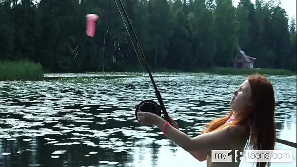 بڑے MY18TEENS - Cute girl decided to go fishing and caught a dildo and fucked herself in the boat ٹاپ کلپس
