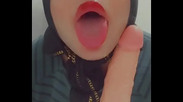 Perfect and thick-lipped Muslim slut has very hard blowjob with dildo deep throat doing Klip teratas Besar