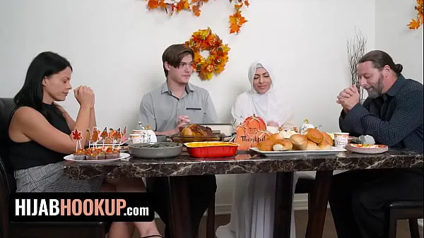 Gros La musulmane Audrey Royal célèbre Thanksgiving avec une baise passionnée sur la table - Hijab Hookup meilleurs clips